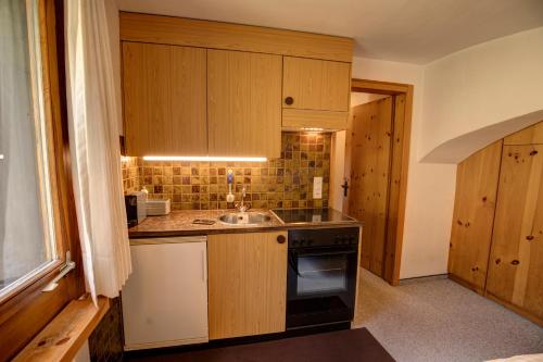 Kitchen, Chesa Munteratsch 1-Zimmerwohnung 511 Typ A in Silvaplana