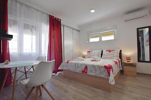 Studio with Balcony image 5
