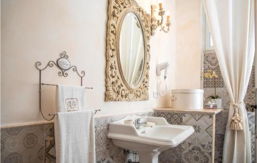 Bathroom, One bedroom accommodation in Roma in Ciampino Airport