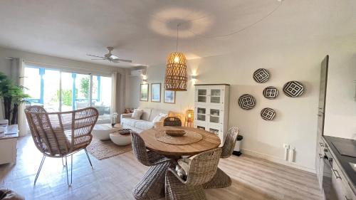 ET VOILA! Elegant one bedroom and beachfront apartment with pool! - Location saisonnière - La Baie-Orientale