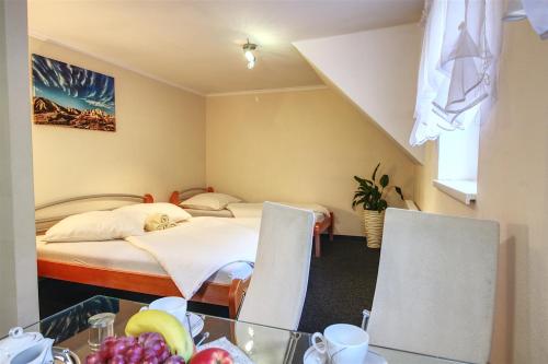 1 queen bed, 1 twin bed, 1 sofa bed