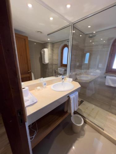Standard Double Room image 3