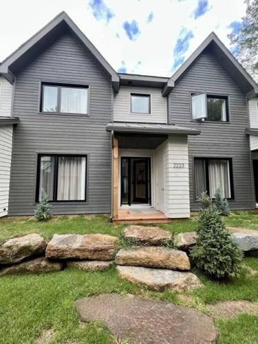 Studio with king bed, sofa bed and terrace Mont-Tremblant
