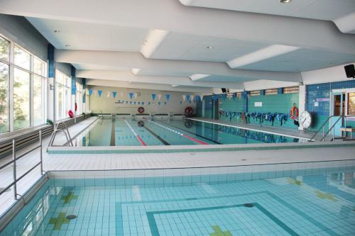 泳池, 闊爾塔內運動酒店 (Kuortaneen Urheiluopisto) in 古奧塔尼