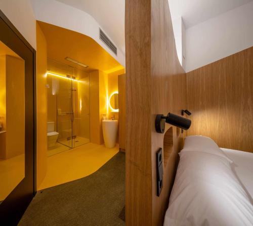 Superior Double Room image 10