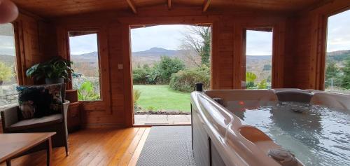 周邊環境, Cader en suite at Pen Y Coed Hall exclusive Luxury Hot Tub in 多爾蓋萊鎮中心