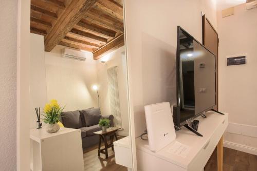 One-Bedroom Apartment image 8