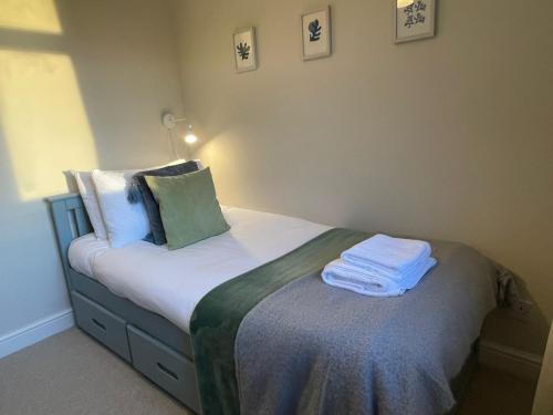 No 12 - Stylish & homely 3 bed with parking close to city centre, Bath (zdjęcie 9)