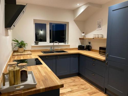 No 12 - Stylish & homely 3 bed with parking close to city centre, Bath (zdjęcie 4)