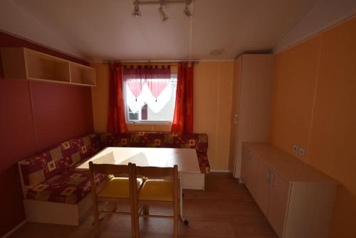 2 bedrooms, 4 beds