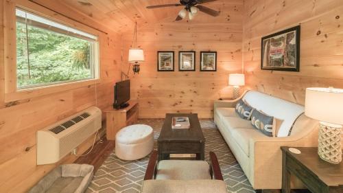 Affordable cabin that sleeps 8 K beds & fire pit