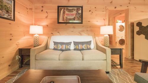 Affordable cabin that sleeps 8 K beds & fire pit