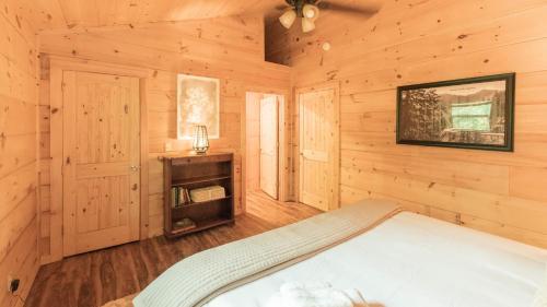 Affordable cabin that sleeps 8 K beds & fire pit