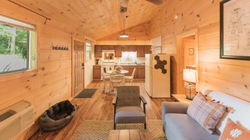 Affordable cabin that sleeps 8 K beds & fire pit