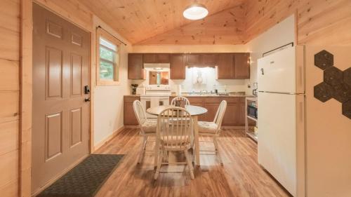 Affordable cabin that sleeps 8 K beds & fire pit