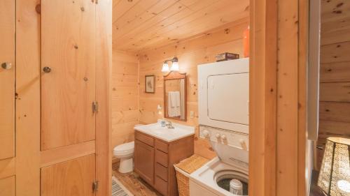 Affordable cabin that sleeps 8 K beds & fire pit