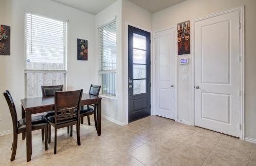 Meticulously-maintained 3-BR Townhouse w/ Backyard ~ Double-Story! in Richmond, USA