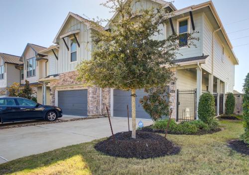 Meticulously-maintained 3-BR Townhouse w/ Backyard ~ Double-Story!