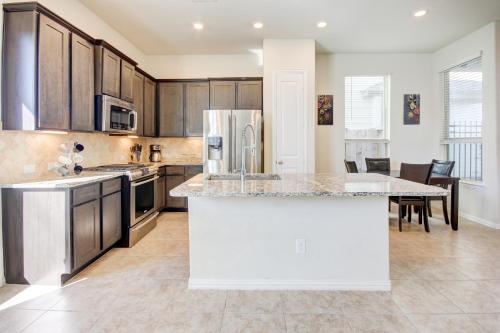 Meticulously-maintained 3-BR Townhouse w/ Backyard ~ Double-Story! in Richmond, USA