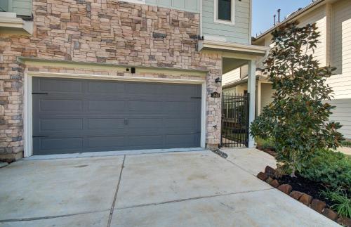 Meticulously-maintained 3-BR Townhouse w/ Backyard ~ Double-Story!