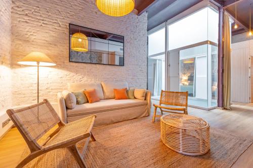 Triana Acacias by Valcambre