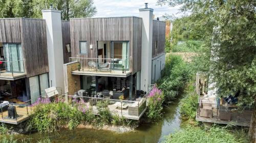 Lakeside roof terrace with Spa access Le Mirage