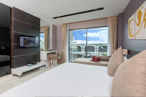 Deluxe Double or Twin Room image 8