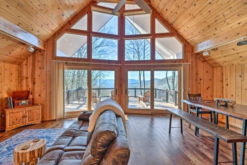 Spacious Franklin Cabin w/ Mountain Views! in Forest Hills (NC)