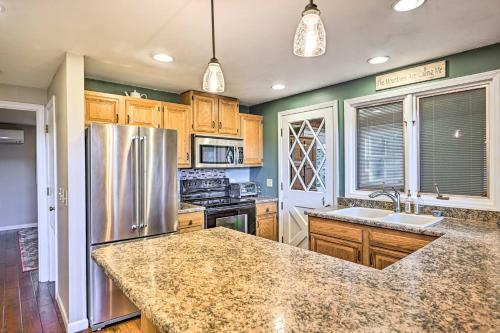 Spacious Franklin Cabin w/ Mountain Views! in Forest Hills (NC)