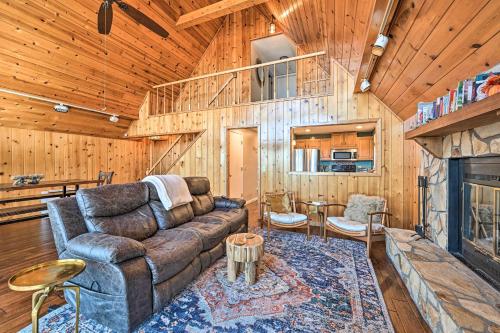 Spacious Franklin Cabin w/ Mountain Views! in Forest Hills (NC)