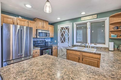 Spacious Franklin Cabin w/ Mountain Views! in Forest Hills (NC)