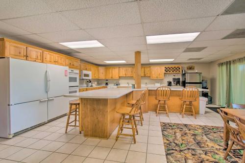 Idyllic Mt Sterling Retreat w/ Private Lake! in Camp Point (IL)