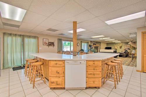 Idyllic Mt Sterling Retreat w/ Private Lake! in Camp Point (IL)