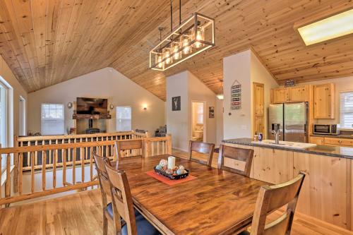 Cold Springs Mountain Retreat with 2-Level Deck in Pinecrest (CA)