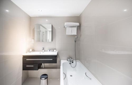 410415383 Holiday Inn London Kensington High St., an IHG Hotel