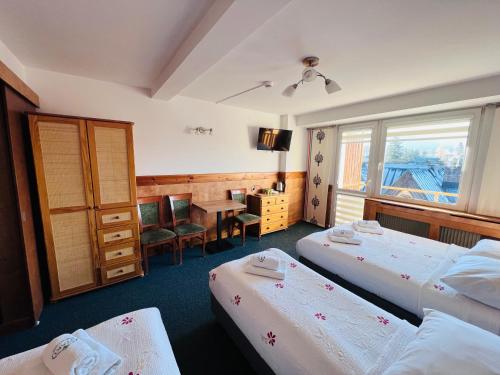 Quadruple Room image 5