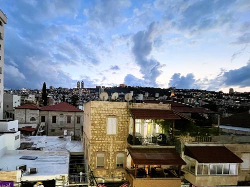 Varanda/terraço, A cozy 2bdrm home in Wadi-Nisnas Haifa in Downtown