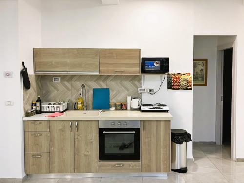 Cozinha, A cozy 2bdrm home in Wadi-Nisnas Haifa in Downtown