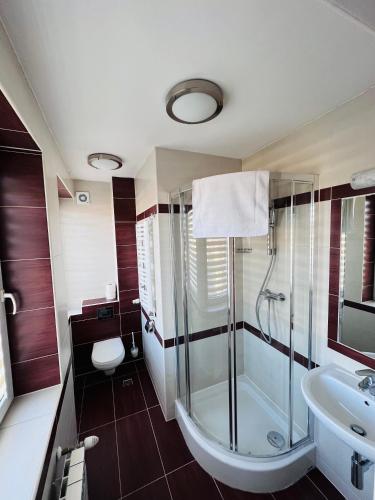 Double or Twin Room image 4