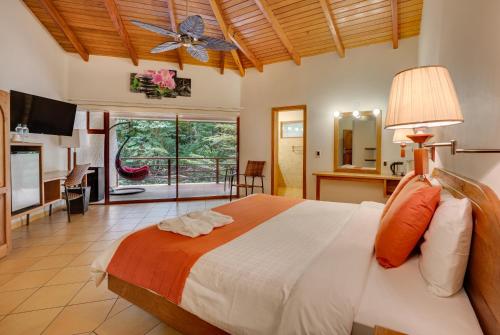 ห้องส่วนกลางสำหรับนั่งเล่น/ดูทีวี, Arahuana Jungle Resort & Spa in เตนา