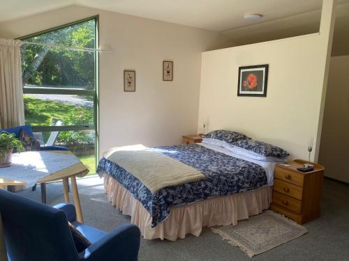 Quail Haven Queen Room in Aongatete