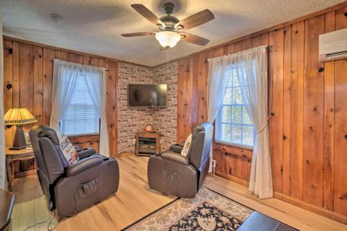 Cozy Knoxville Getaway about 8 Mi to Downtown! in Knoxville, USA