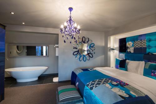 The Exhibitionist Hotel - image 10