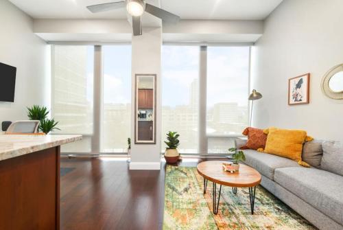 HostWise Stays - The Washington at Chatham - Free Parking, Private Gym, More! in Pittsburgh, USA