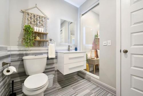 HostWise Stays - The Washington at Chatham - Free Parking, Private Gym, More! in Pittsburgh, USA