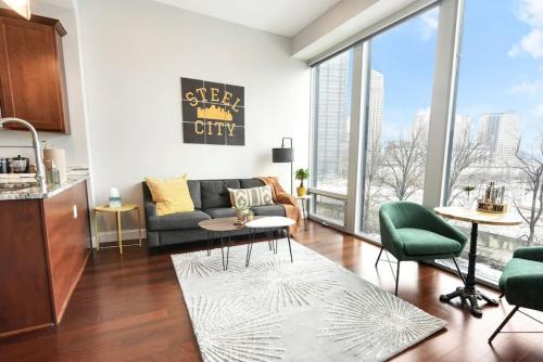 HostWise Stays - The Washington at Chatham - Free Parking, Private Gym, Skyline Views! in Pittsburgh, USA