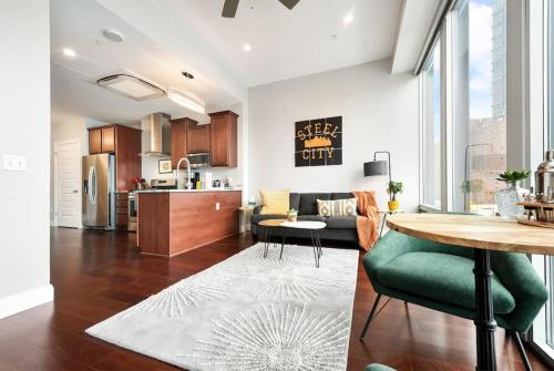 HostWise Stays - The Washington at Chatham - Free Parking, Private Gym, Skyline Views! in Pittsburgh, USA