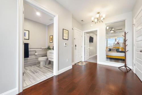 HostWise Stays - The Washington at Chatham - Free Parking, Private Gym, Skyline Views! in Pittsburgh, USA