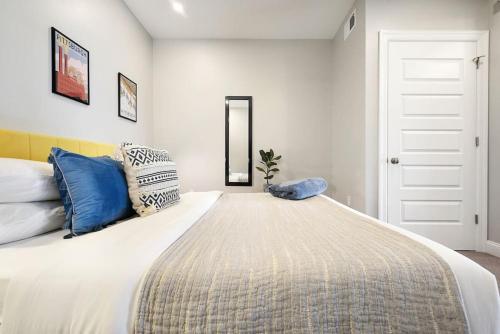HostWise Stays - The Washington at Chatham - Free Parking, Private Gym, Skyline Views! in Pittsburgh, USA