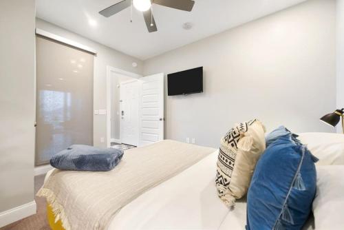 HostWise Stays - The Washington at Chatham - Free Parking, Private Gym, Skyline Views! in Pittsburgh, USA